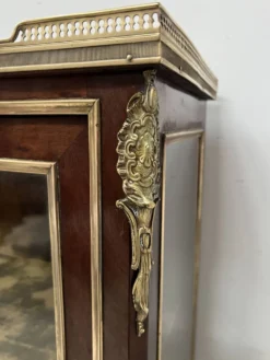 Vitrine de style Louis XV en acajou et bronze XIX siècle