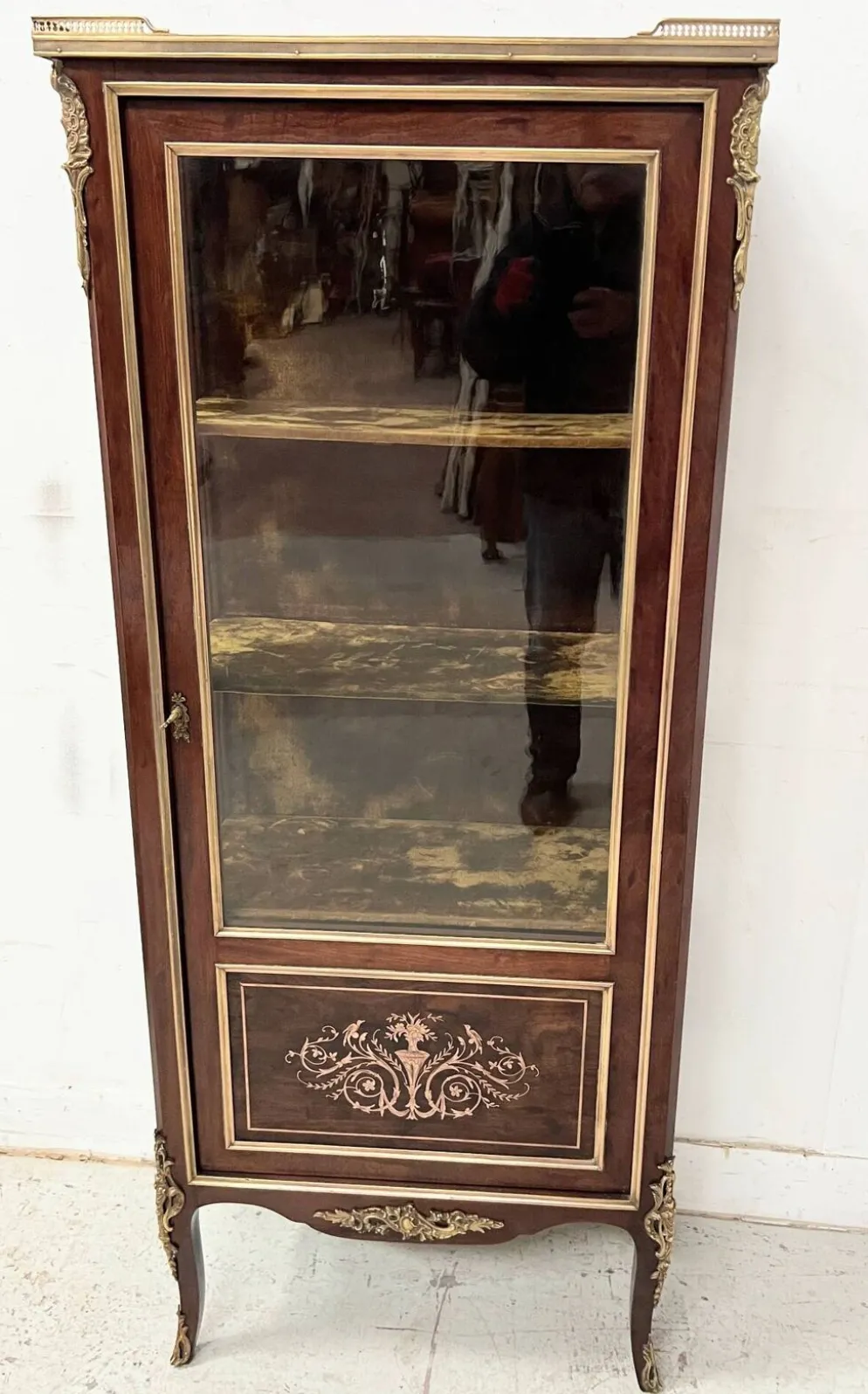 Vitrine de style Louis XV en acajou et bronze XIX siècle