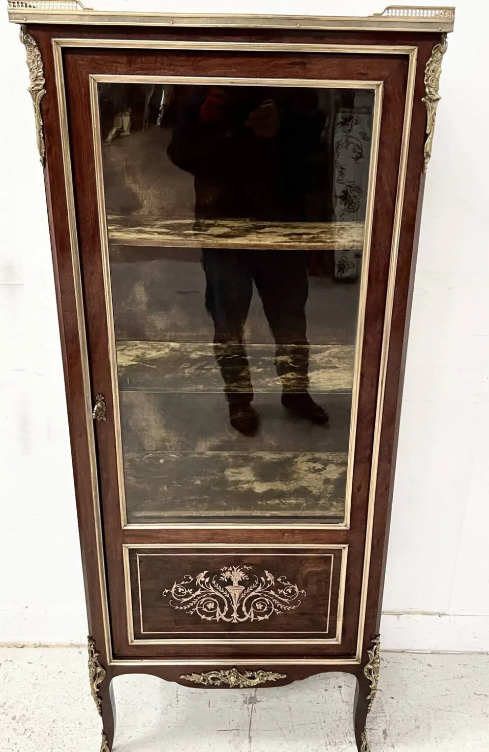 Vitrine de style Louis XV en acajou et bronze XIX siècle