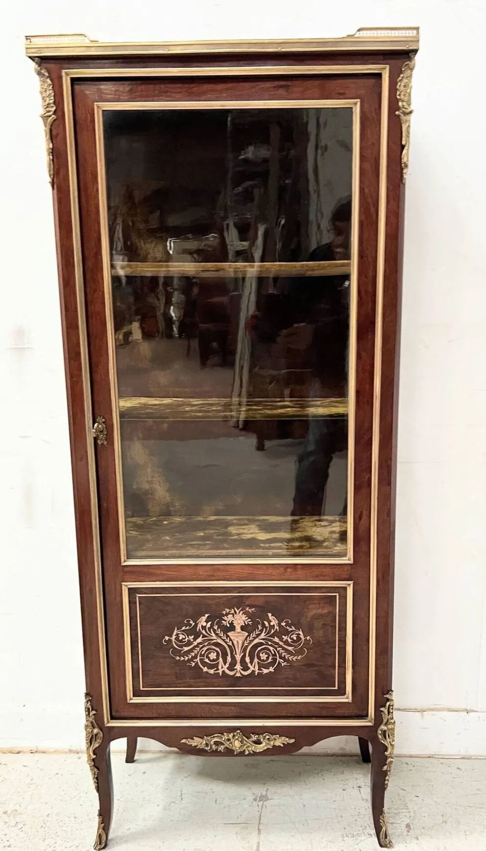 Vitrine de style Louis XV en acajou et bronze XIX siècle
