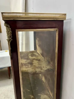 Vitrine de style Louis XV en acajou et bronze XIX siècle