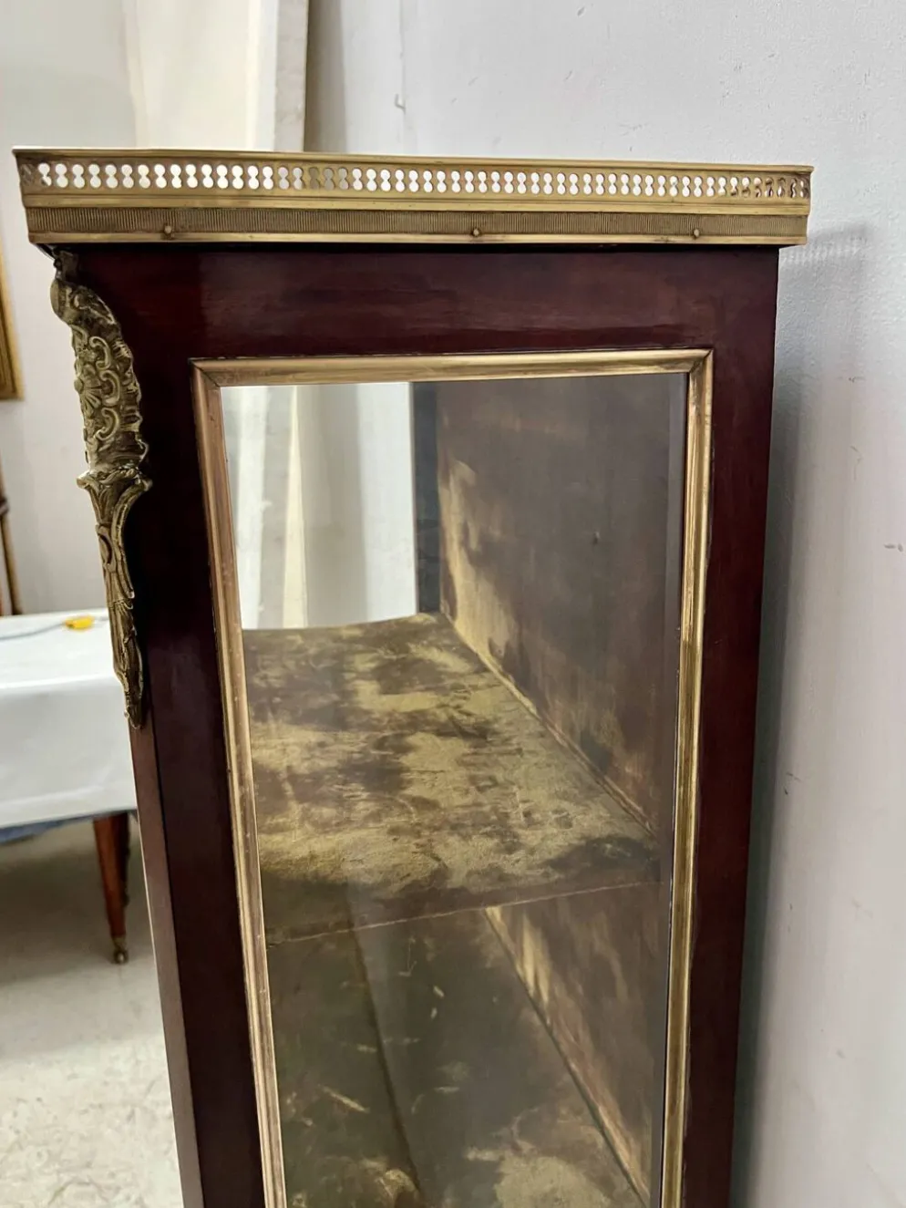 Vitrine de style Louis XV en acajou et bronze XIX siècle