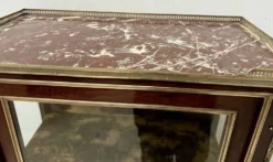 Vitrine de style Louis XV en acajou et bronze XIX siècle