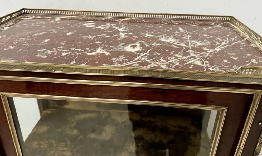 Vitrine de style Louis XV en acajou et bronze XIX siècle