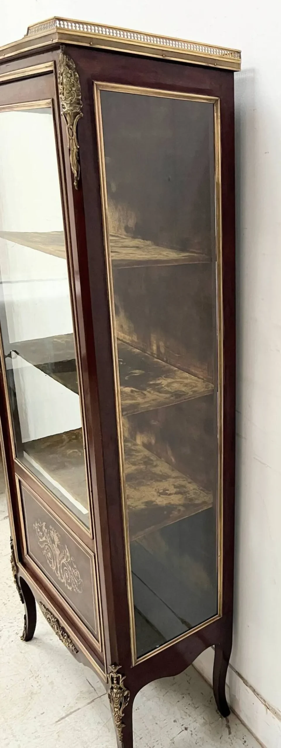 Vitrine de style Louis XV en acajou et bronze XIX siècle