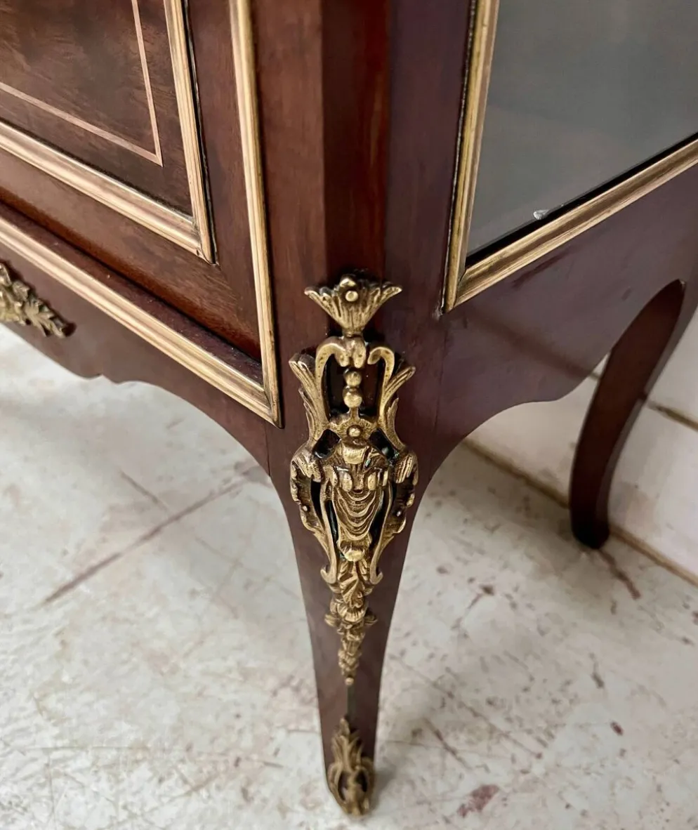 Vitrine de style Louis XV en acajou et bronze XIX siècle