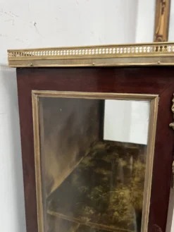Vitrine de style Louis XV en acajou et bronze XIX siècle