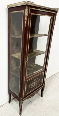Vitrine de style Louis XV en acajou et bronze XIX siècle