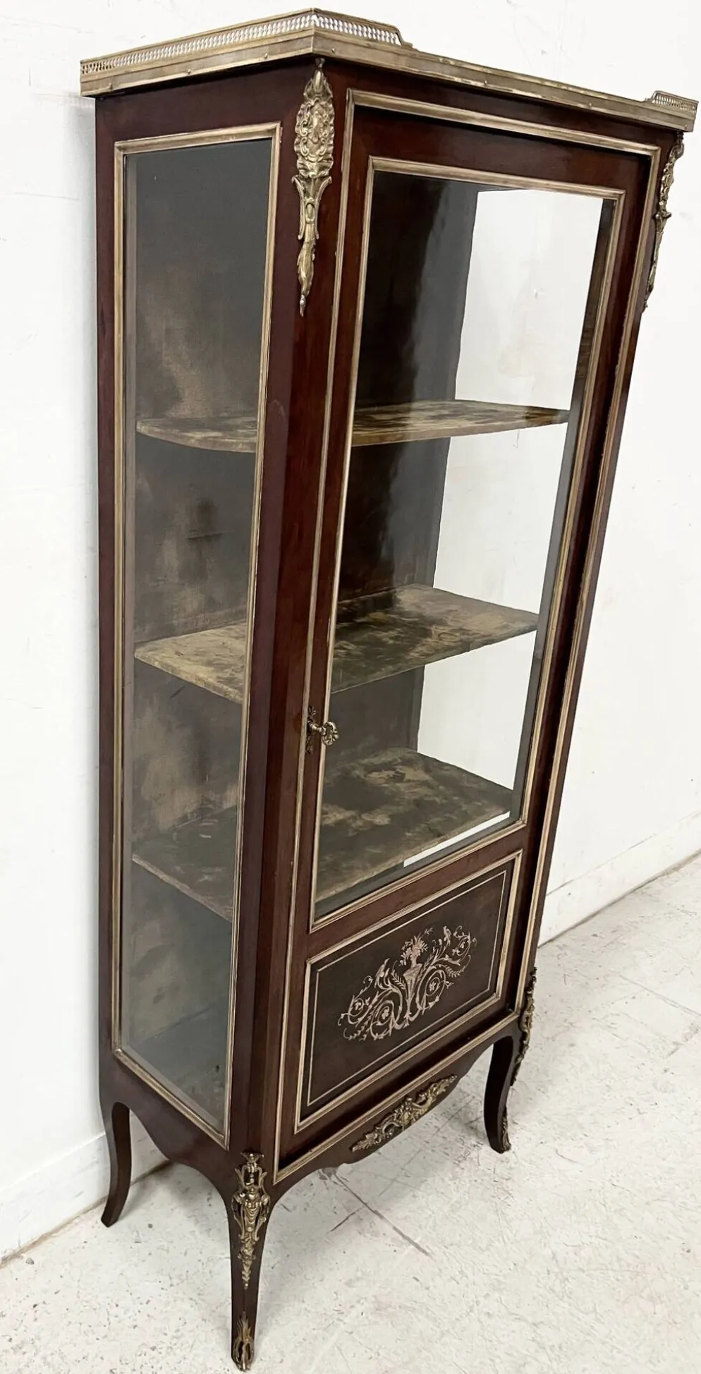 Vitrine de style Louis XV en acajou et bronze XIX siècle