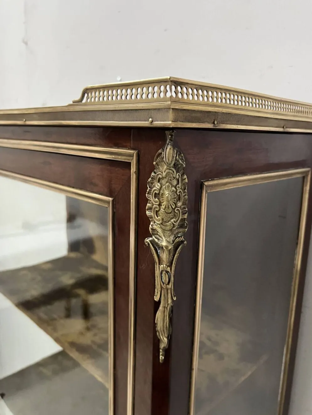 Vitrine de style Louis XV en acajou et bronze XIX siècle
