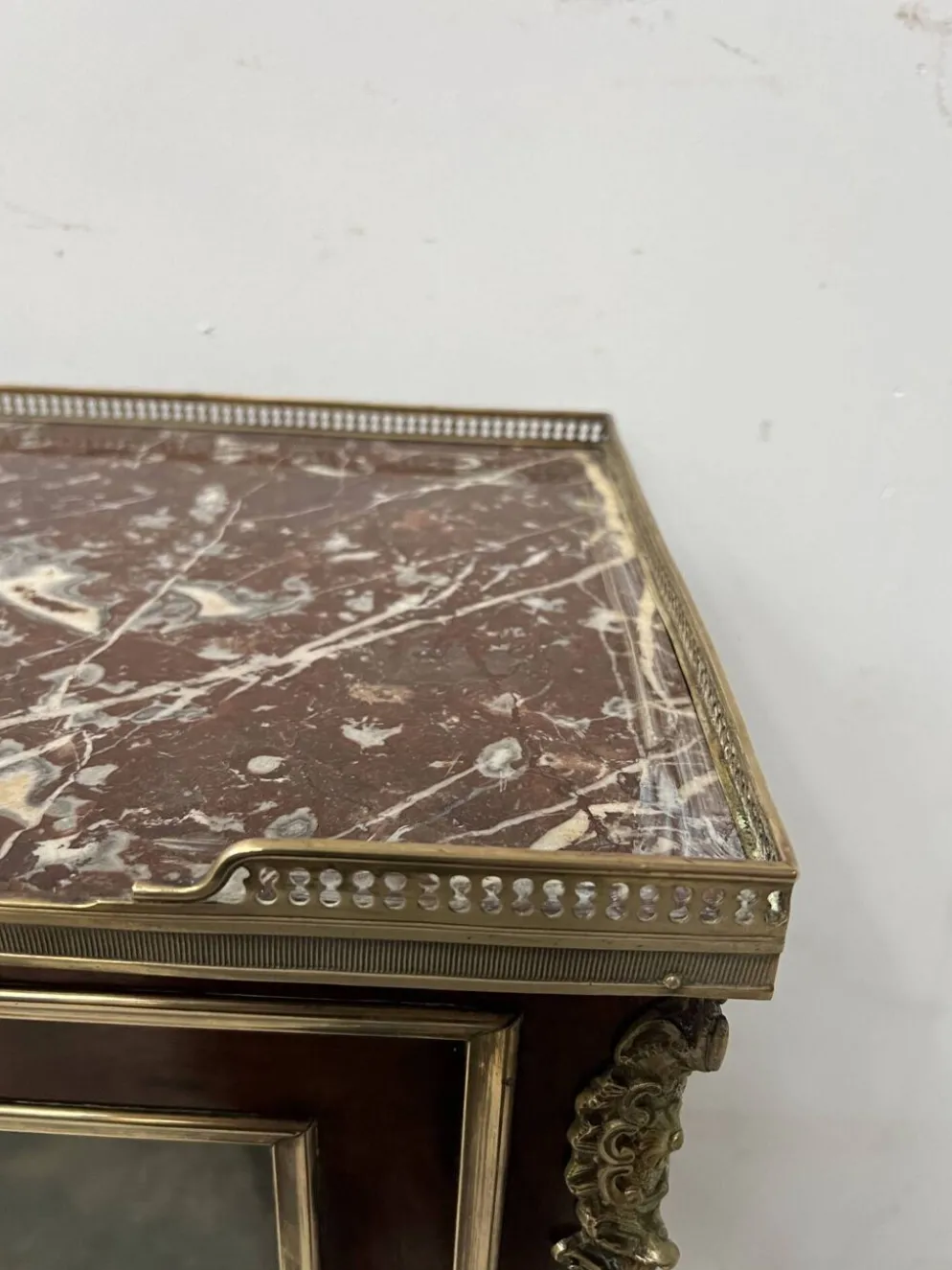 Vitrine de style Louis XV en acajou et bronze XIX siècle