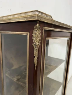 Vitrine de style Louis XV en acajou et bronze XIX siècle