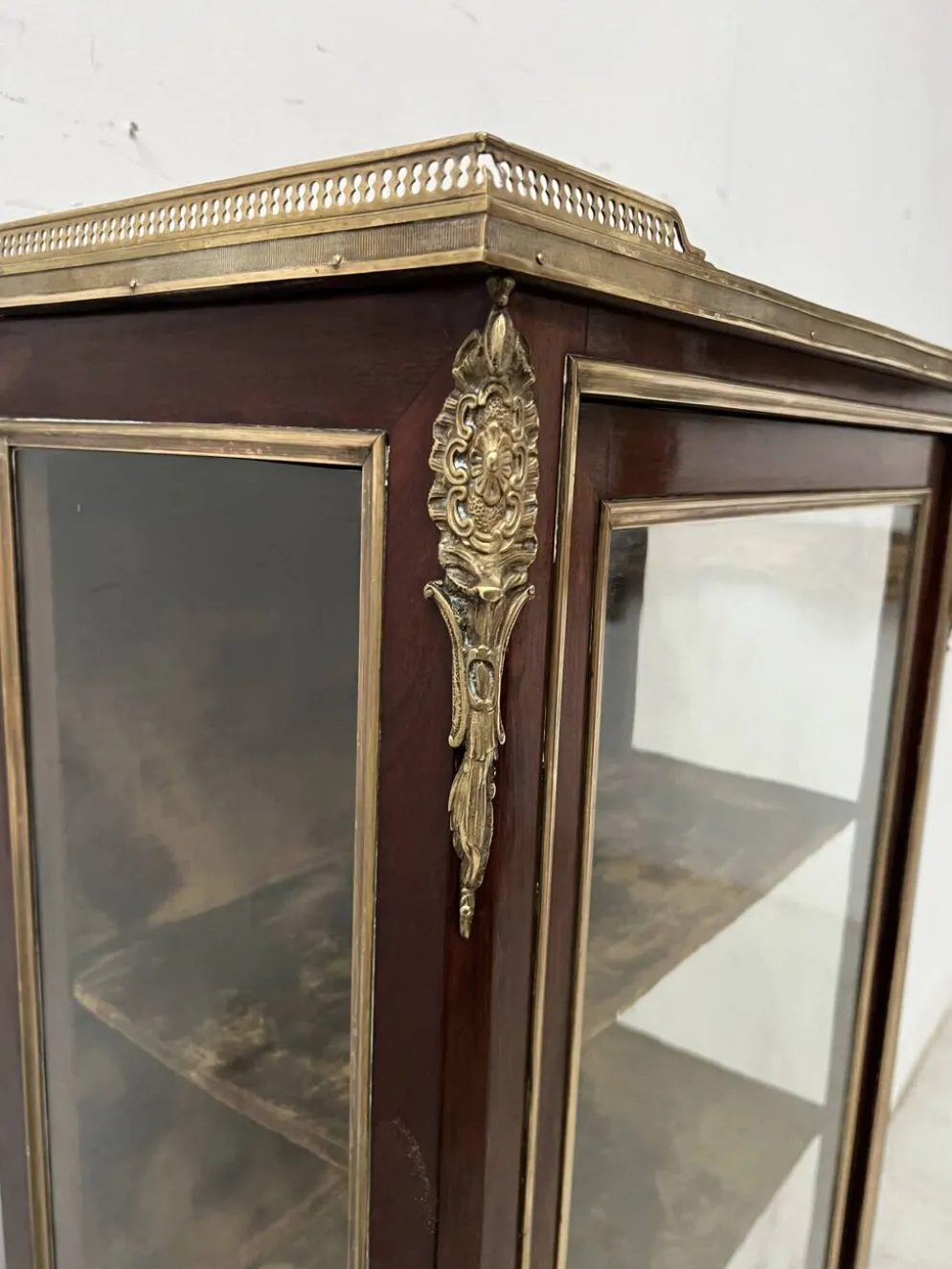 Vitrine de style Louis XV en acajou et bronze XIX siècle