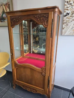 Vitrine de style Louis XV en merisier – Fabrication française UNIFA