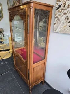 Vitrine de style Louis XV en merisier – Fabrication française UNIFA