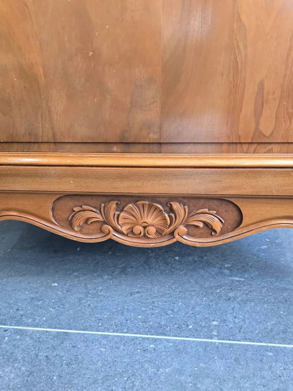 Vitrine de style Louis XV en merisier – Fabrication française UNIFA