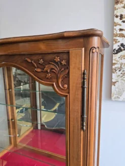 Vitrine de style Louis XV en merisier – Fabrication française UNIFA