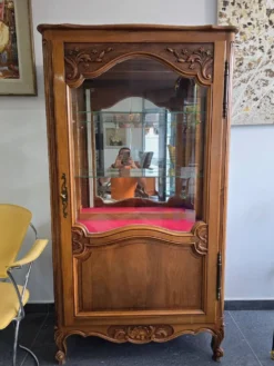 Vitrine de style Louis XV en merisier – Fabrication française UNIFA