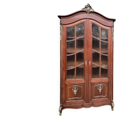 Vitrine de style Louis XV. Peintes à la main en or, chêne massif sculpté.