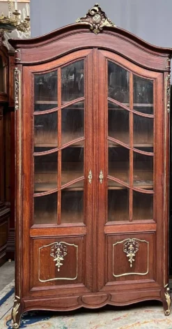 Vitrine de style Louis XV. Peintes à la main en or, chêne massif sculpté.