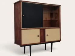 Vitrine du milieu du siècle
