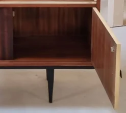 Vitrine du milieu du siècle