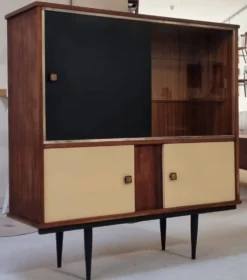 Vitrine du milieu du siècle
