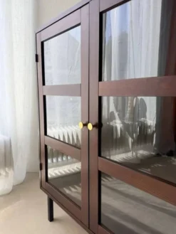 Vitrine du milieu du siècle en bois foncé avec verre