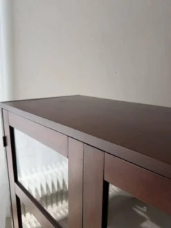 Vitrine du milieu du siècle en bois foncé avec verre