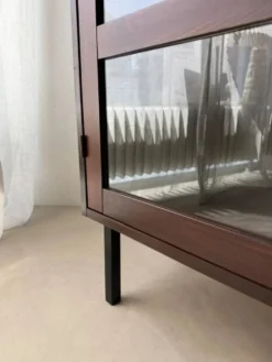 Vitrine du milieu du siècle en bois foncé avec verre
