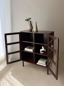 Vitrine du milieu du siècle en bois foncé avec verre