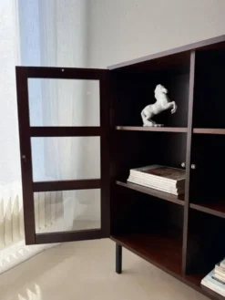 Vitrine du milieu du siècle en bois foncé avec verre
