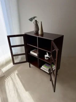 Vitrine du milieu du siècle en bois foncé avec verre