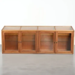 Vitrine en bois vintage / cabinet d'exposition / cabinet de musée avec des couleurs chaudes