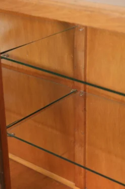 Vitrine en bois vintage / cabinet d'exposition / cabinet de musée avec des couleurs chaudes