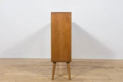 Vitrine en chêne de milieu de siècle avec portes en verre coulissantes, Royaume-Uni, années 1970