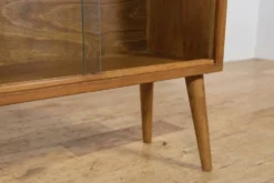 Vitrine en chêne de milieu de siècle avec portes en verre coulissantes, Royaume-Uni, années 1970