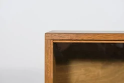 Vitrine en chêne de milieu de siècle avec portes en verre coulissantes, Royaume-Uni, années 1970