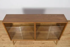 Vitrine en chêne de milieu de siècle avec portes en verre coulissantes, Royaume-Uni, années 1970