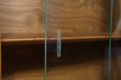 Vitrine en chêne de milieu de siècle avec portes en verre coulissantes, Royaume-Uni, années 1970