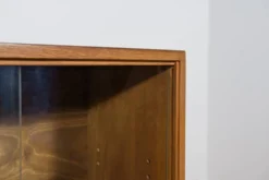 Vitrine en chêne de milieu de siècle avec portes en verre coulissantes, Royaume-Uni, années 1970
