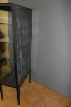 Vitrine en fer à patine noire vers 1920