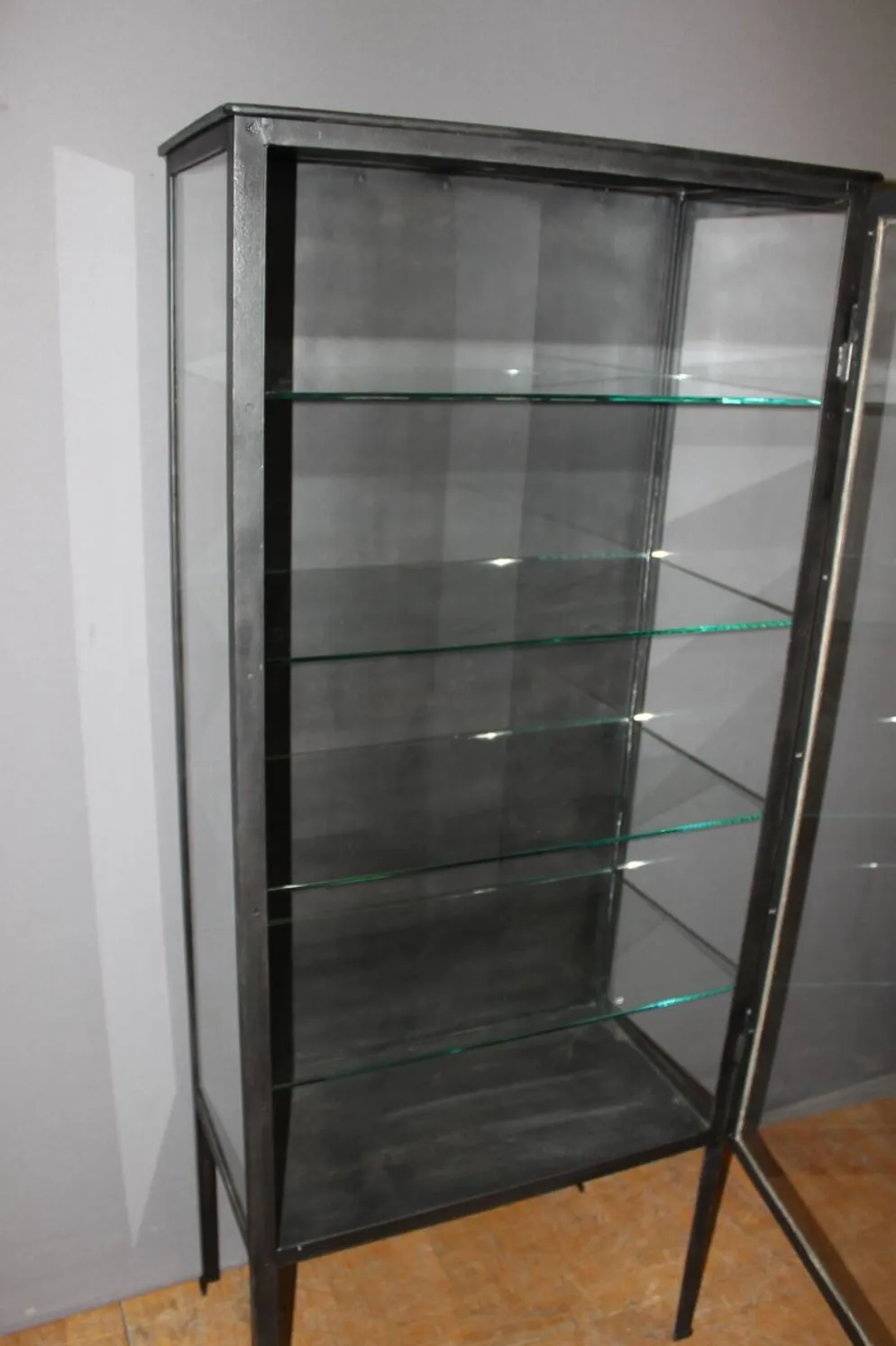 Vitrine en fer à patine noire vers 1920