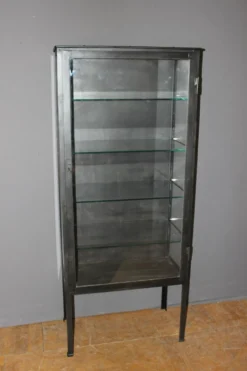 Vitrine en fer à patine noire vers 1920