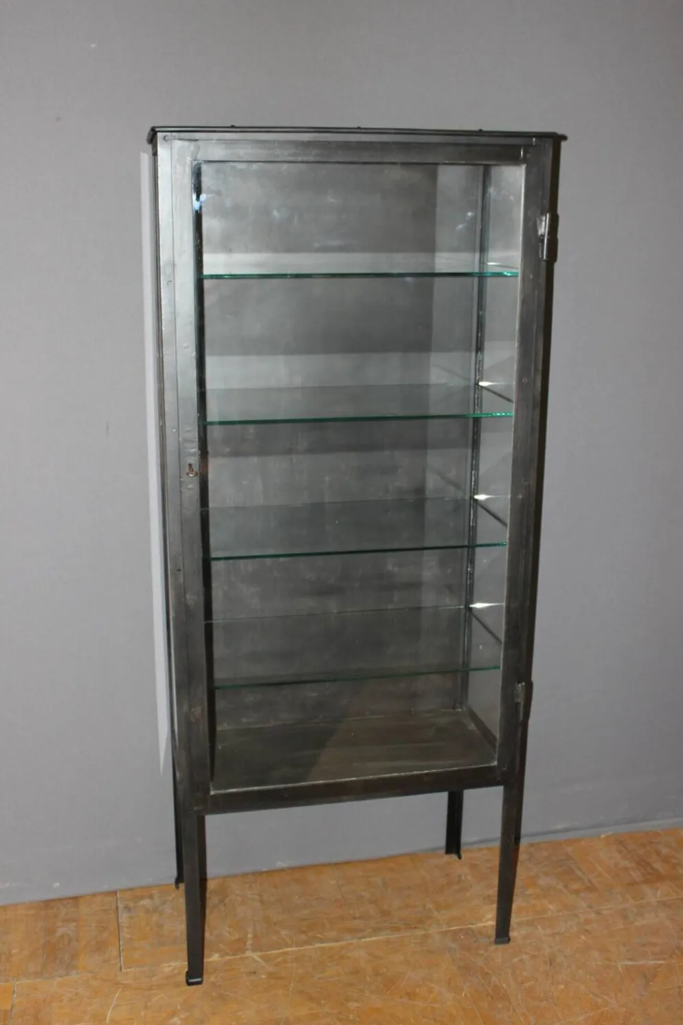Vitrine en fer à patine noire vers 1920