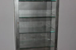 Vitrine en fer à patine noire vers 1920