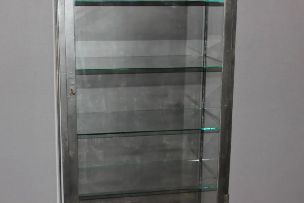 Vitrine en fer à patine noire vers 1920