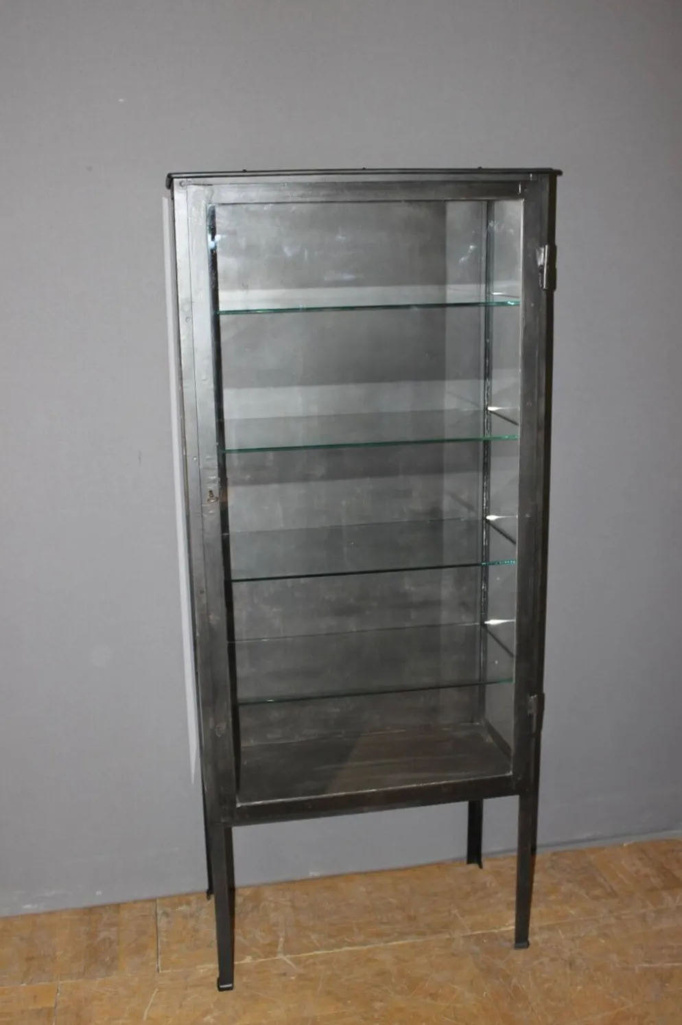 Vitrine en fer à patine noire vers 1920
