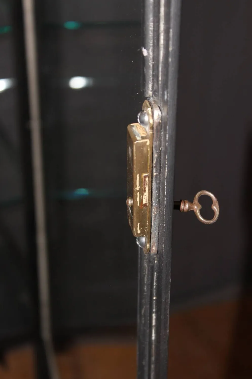 Vitrine en fer à patine noire vers 1920