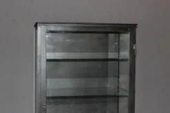 Vitrine en fer à patine noire vers 1920